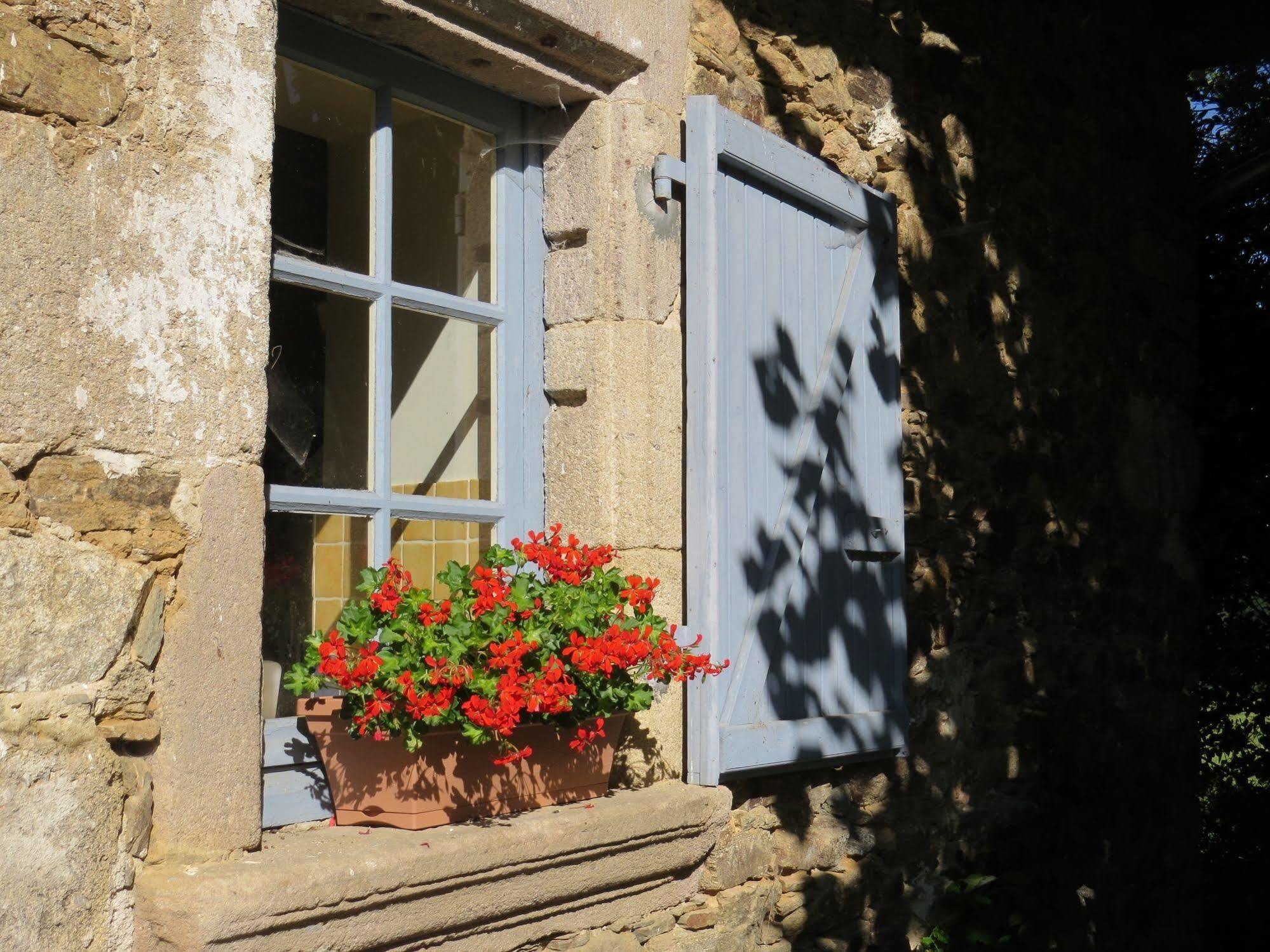 Domaine De La Clauzade Bed & Breakfast Saint-Germain-les-Vergnes Екстериор снимка